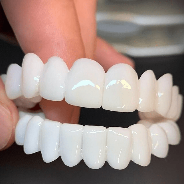 SmileFlex_-_Aesthetic_Dentures_with_White_Dental_Lenses_for_Confidence_0